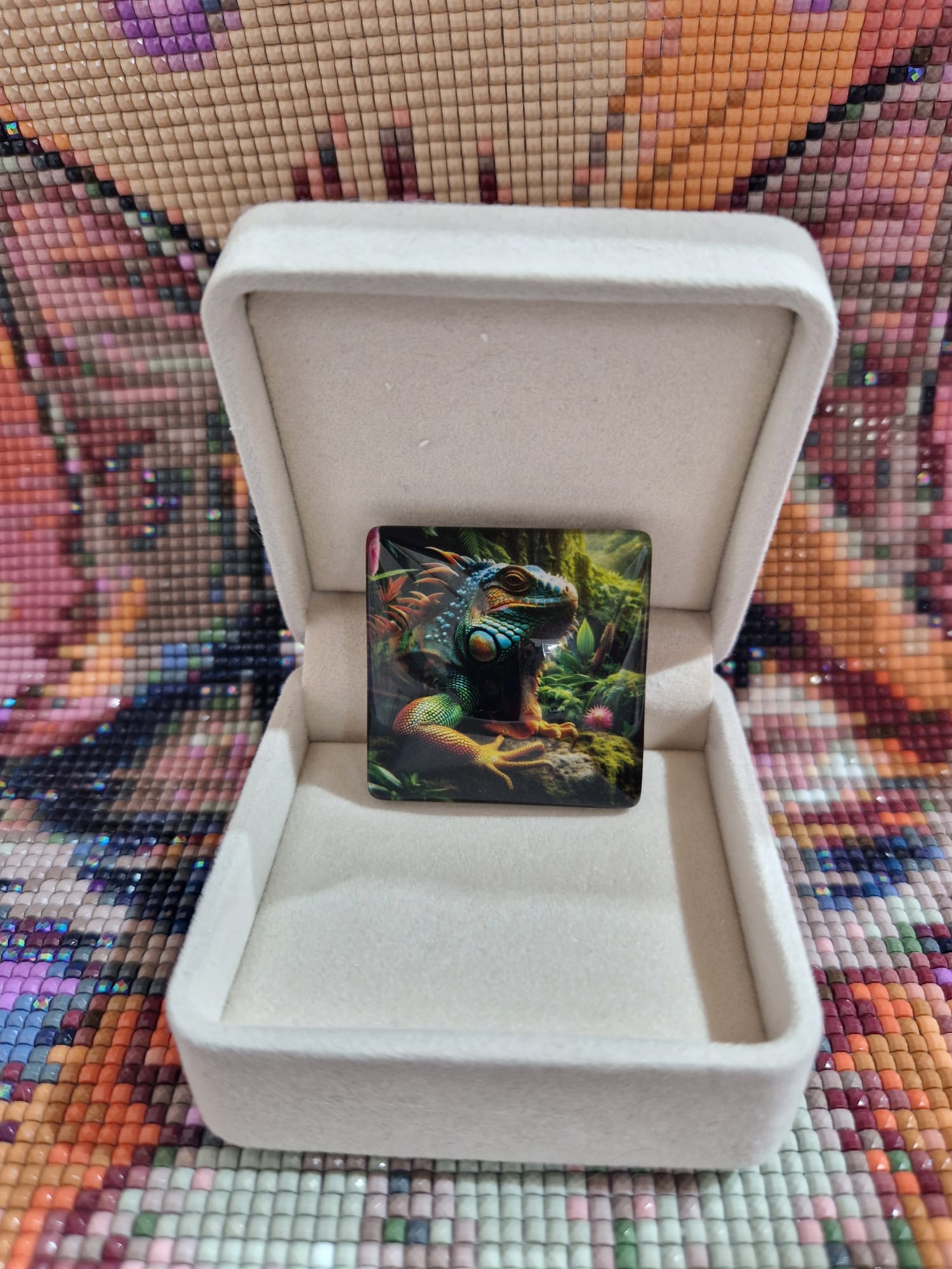 Cover Minder "Das stolze Chamäleon by Tricks" mit Glas & Magnet - Lucky Soul Diamonds