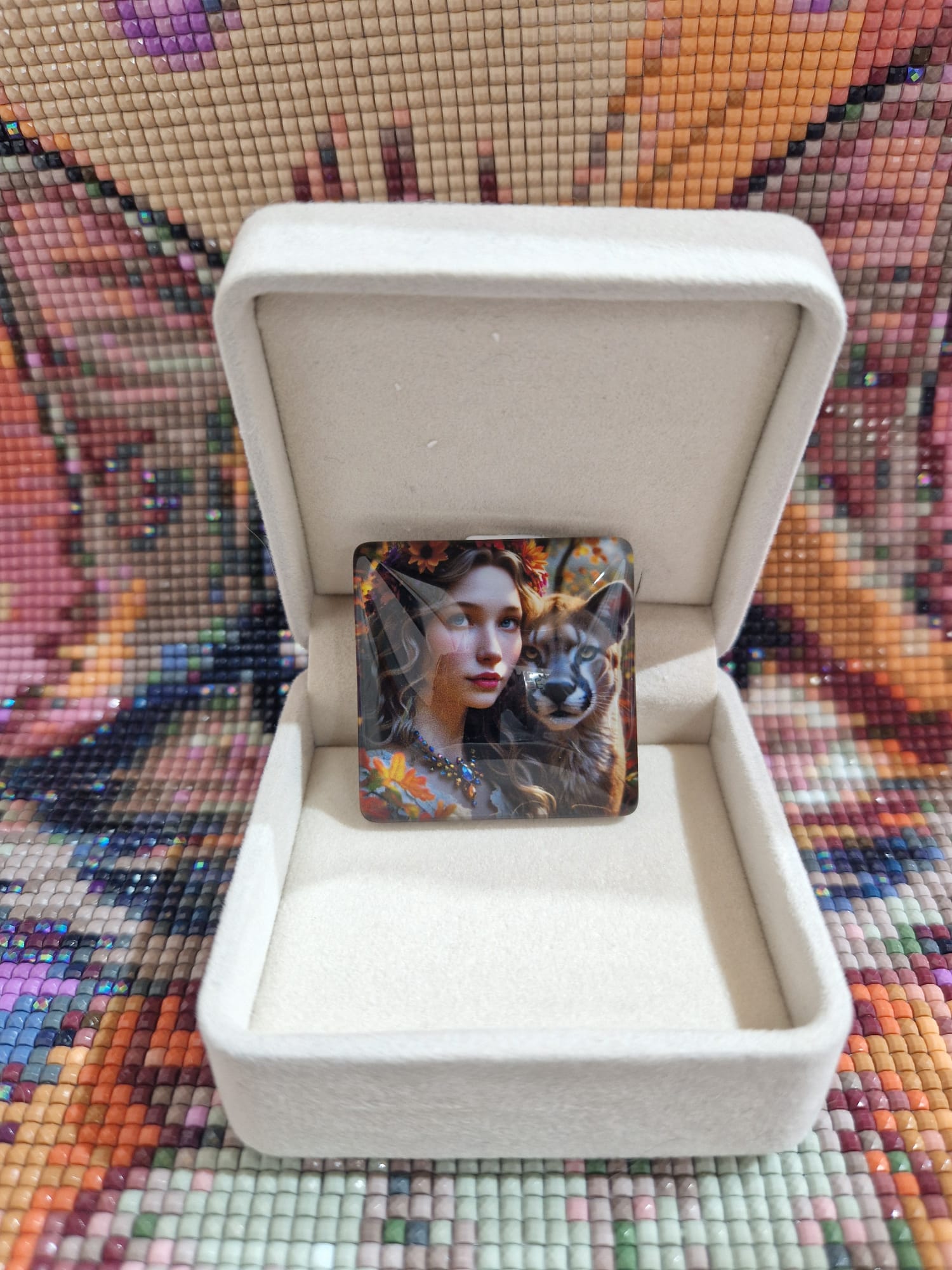 Cover Minder "Lady mit Puma" mit Glas & Magnet - Lucky Soul Diamonds