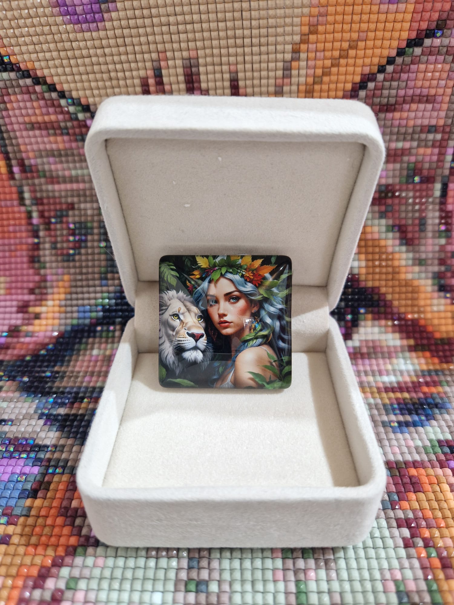 Cover Minder "Gefährtin des Löwen" mit Glas & Magnet - Lucky Soul Diamonds