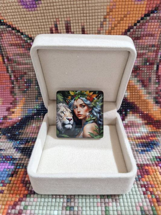 Cover Minder "Gefährtin des Löwen" mit Glas & Magnet - Lucky Soul Diamonds