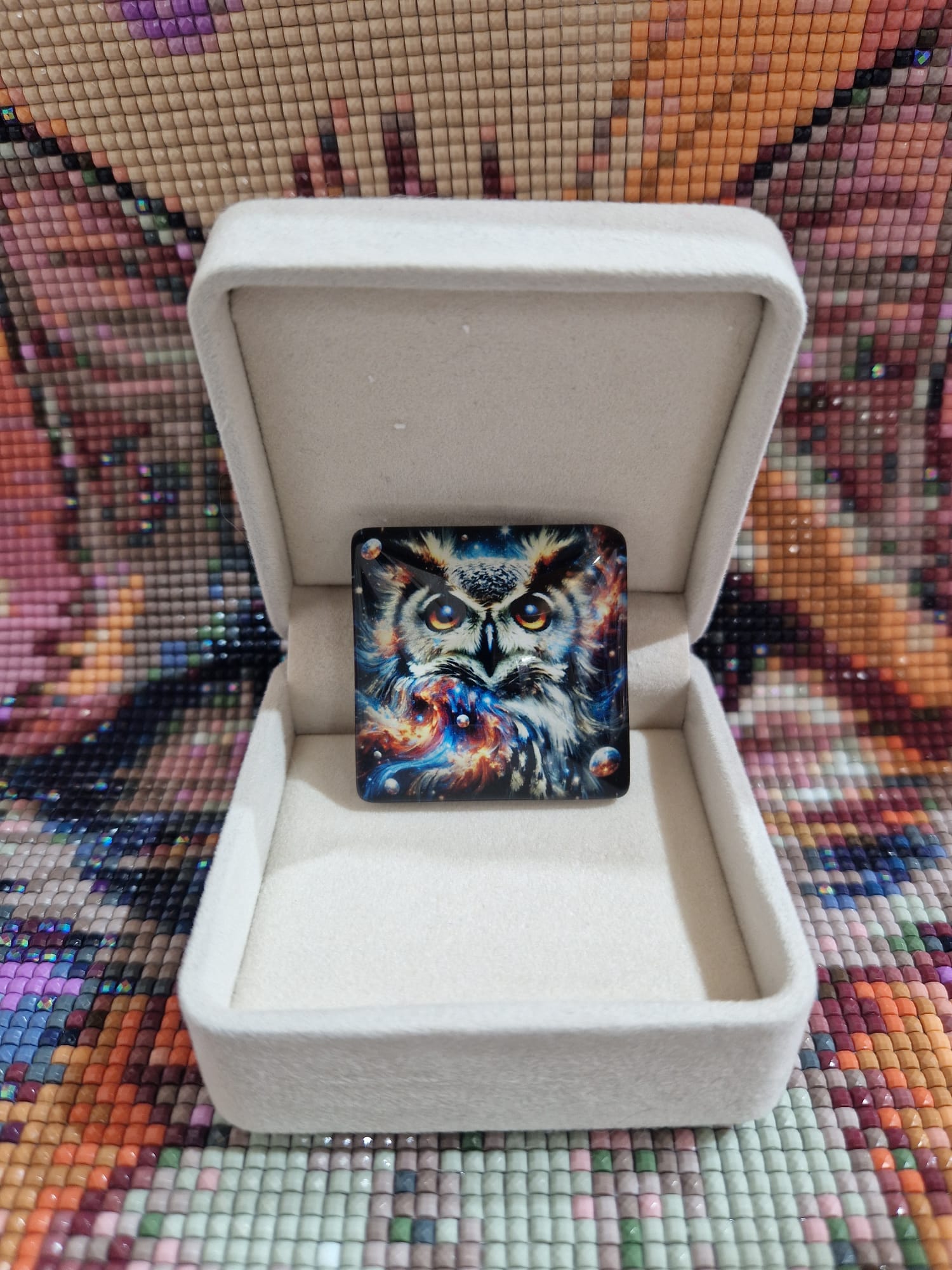 Cover Minder "Cosmic Owl by Marinsche" mit Glas & Magnet - Lucky Soul Diamonds