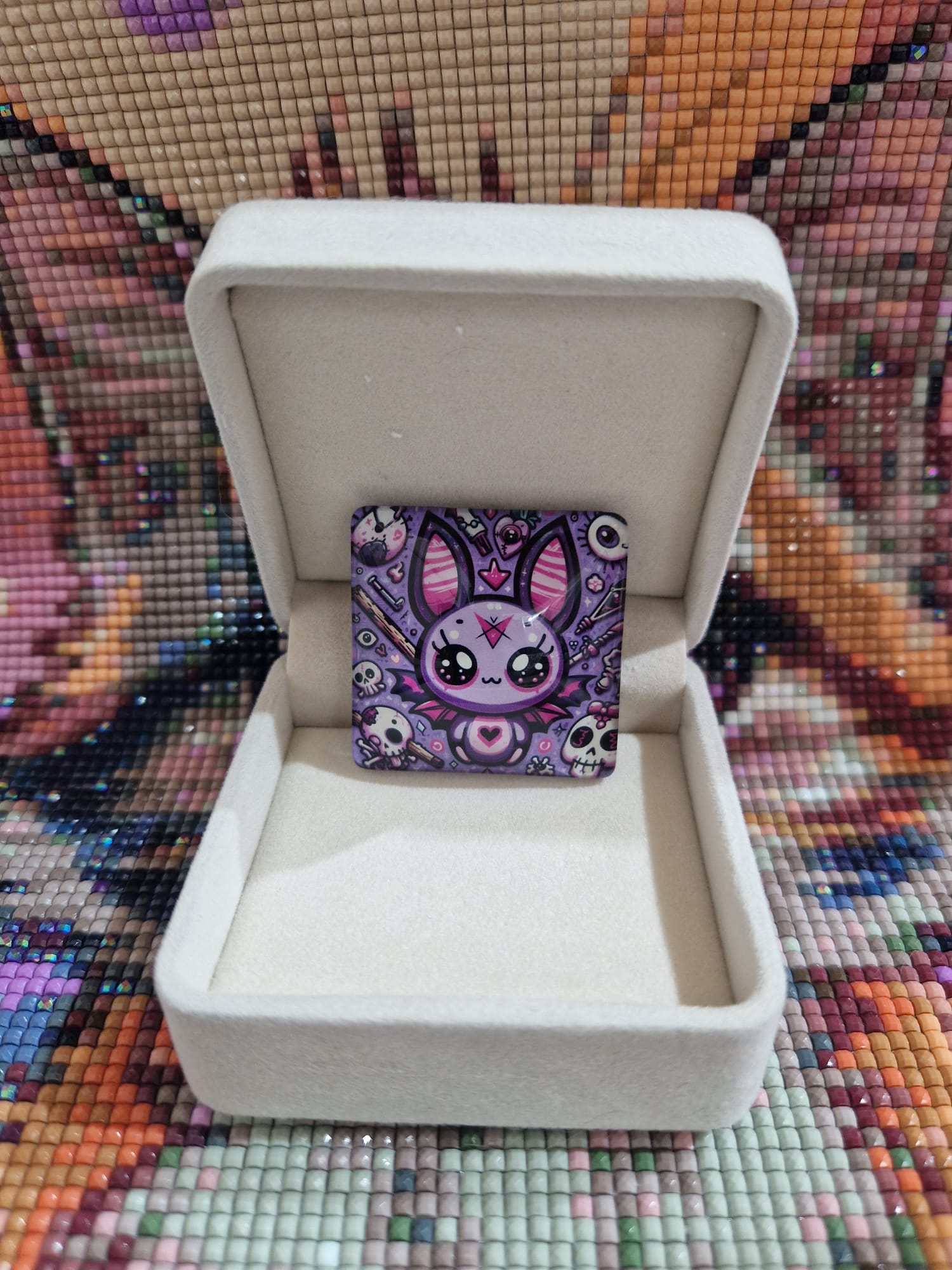 Cover Minder "Charm of the Dark Bunny by Tricks" mit Glas & Magnet - Lucky Soul Diamonds