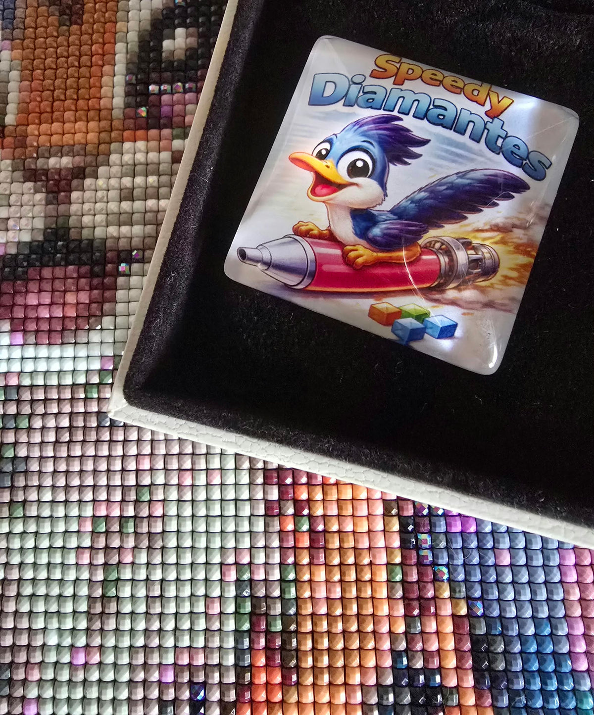 Cover Minder "Speedy Diamantes" mit Glas & Magnet